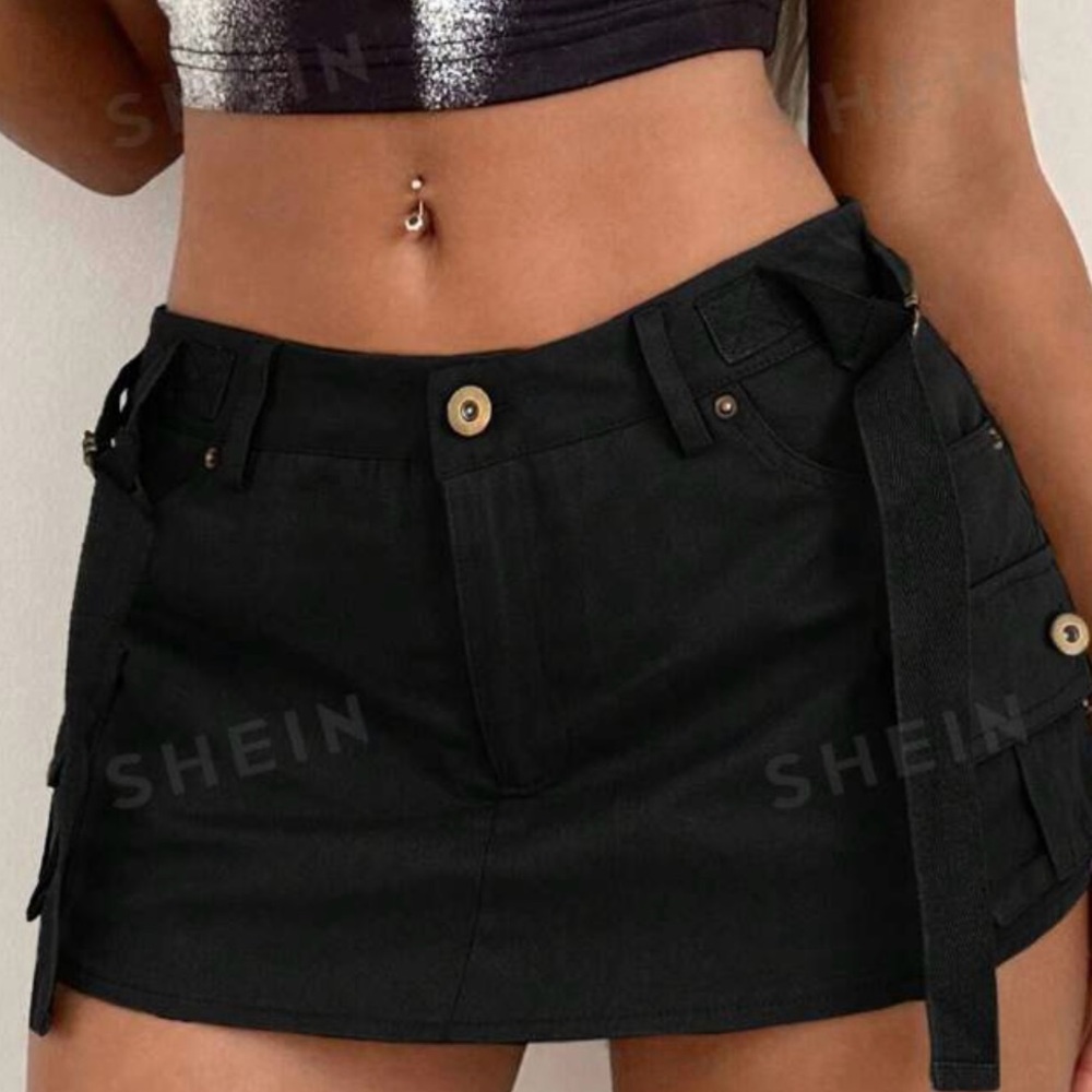 Flap pocket buckle detail cargo skort